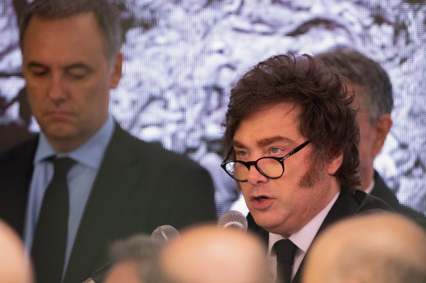 Entre fotos sonrientes y un acto con Milei, el Gobierno busca contener el Adornigate