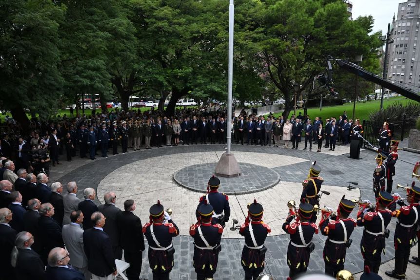Milei prometió fortalecer a las FFAA y anunció homenajes a veteranos de Malvinas