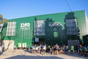 Una multitud ya despidió al Indio Solari en Parque Domínico mientras continúa llegando gente