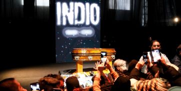 Una multitud ya despidió al Indio Solari en Parque Domínico mientras continúa llegando gente