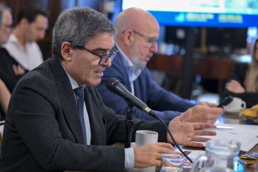 El ministro Quirós llevó a la Legislatura su plan para modernizar la salud pública